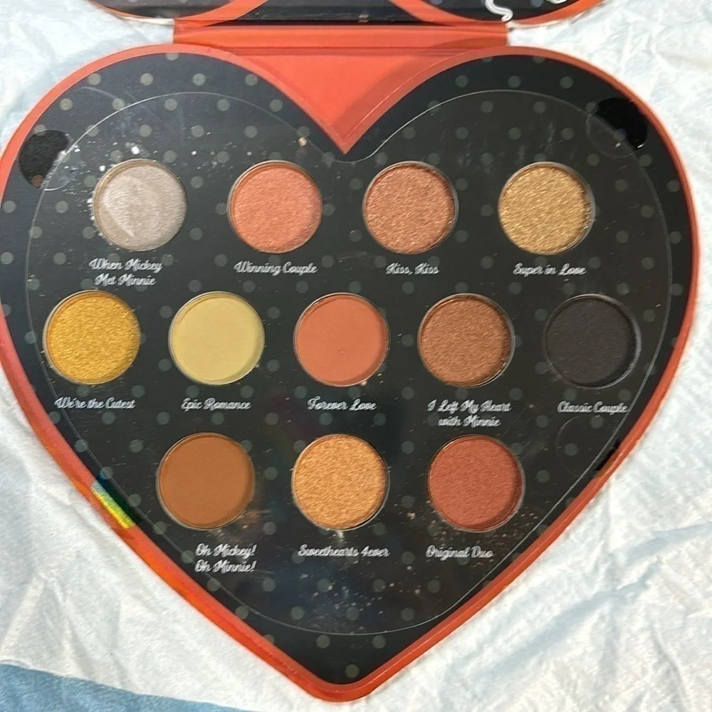 Disney  Mickey & Minnie Mouse - Heart Shaped Eyeshadow Palette With Mirror